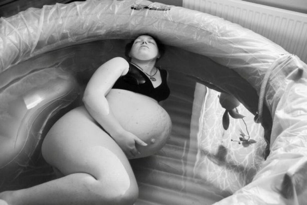 Mãe dá à luz bebê ‘gigante’ com mais de 5kg em parto em casa sem anestesia: “Experiência incrível”