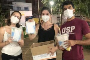 Os alunos de medicina da faculdade são responsáveis pela distribuição dos produtos