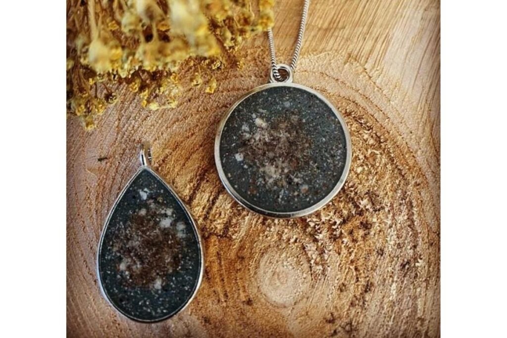 A loja vende colares, anéis e pulseiras a preços acessíveis!