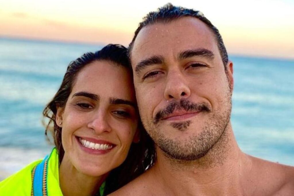 Joaquim Lopes brinca ao aparecer com mancha de vômito da filha na blusa: “Batizado”