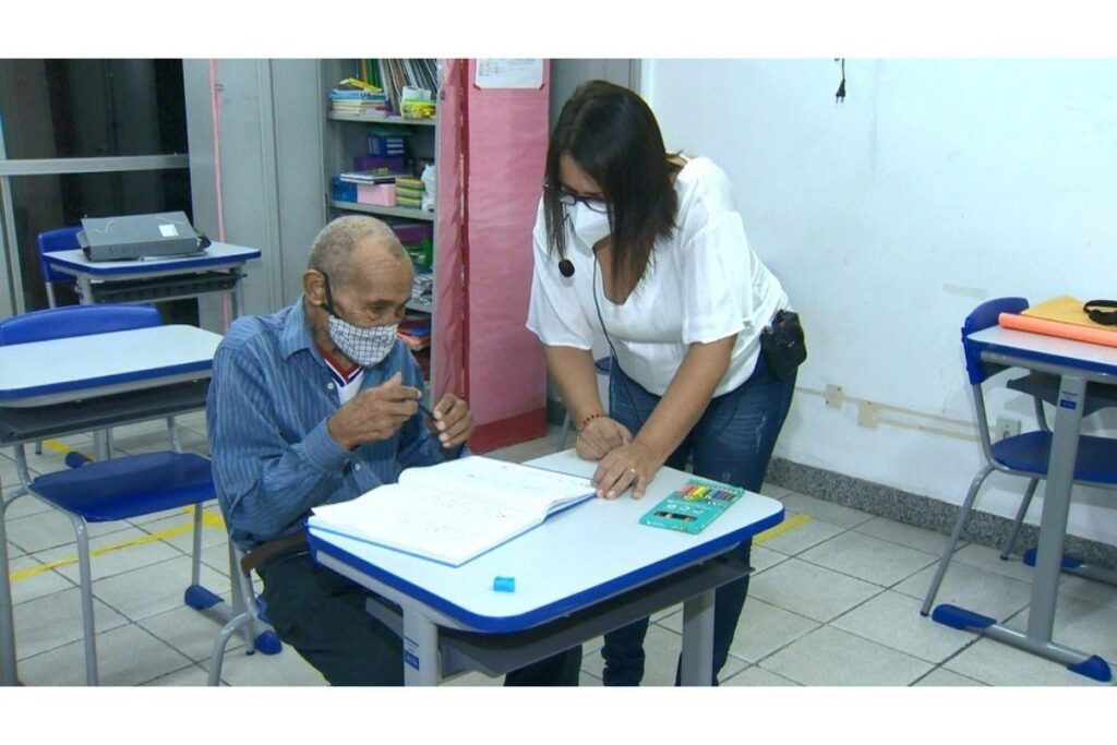 Pedro Francisco é aluno da primeira etapa do Ensino de Jovens e Adultos (EJA) em Vitória e é exemplo para os demais estudantes