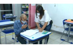 Pedro Francisco é aluno da primeira etapa do Ensino de Jovens e Adultos (EJA) em Vitória e é exemplo para os demais estudantes