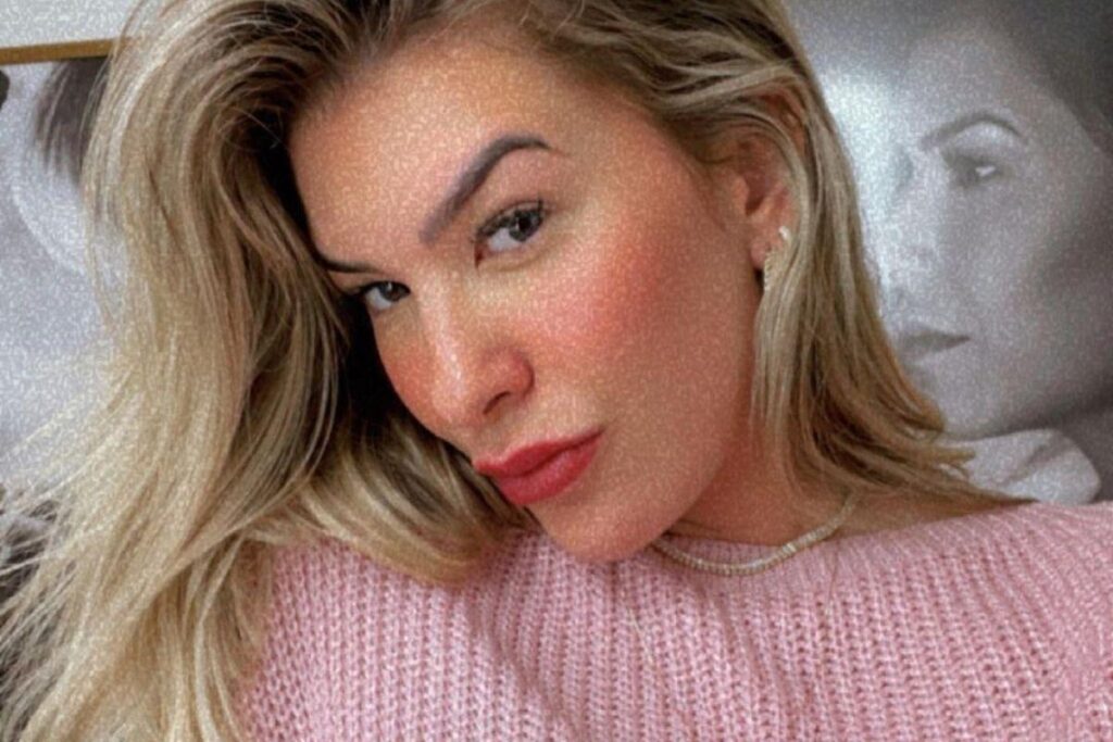 Lore Improta mostra barriga