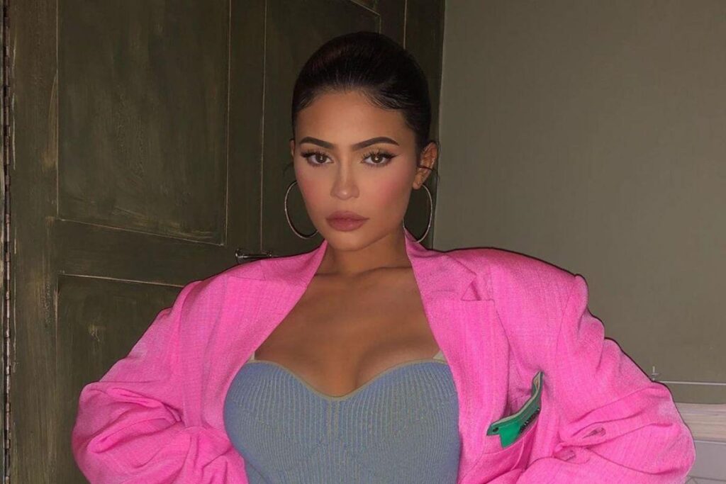 Fãs de Kylie Jenner desconfiam que ela está grávida novamente após vídeo suspeito