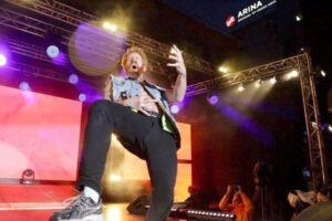 Professor leva vida dupla e se transforma no segundo melhor ‘guitarrista imaginário’ do mundo à noite