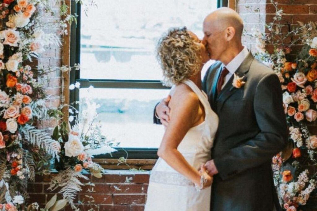 Homem com Alzheimer se apaixona e se casa pela 2ª vez com a esposa