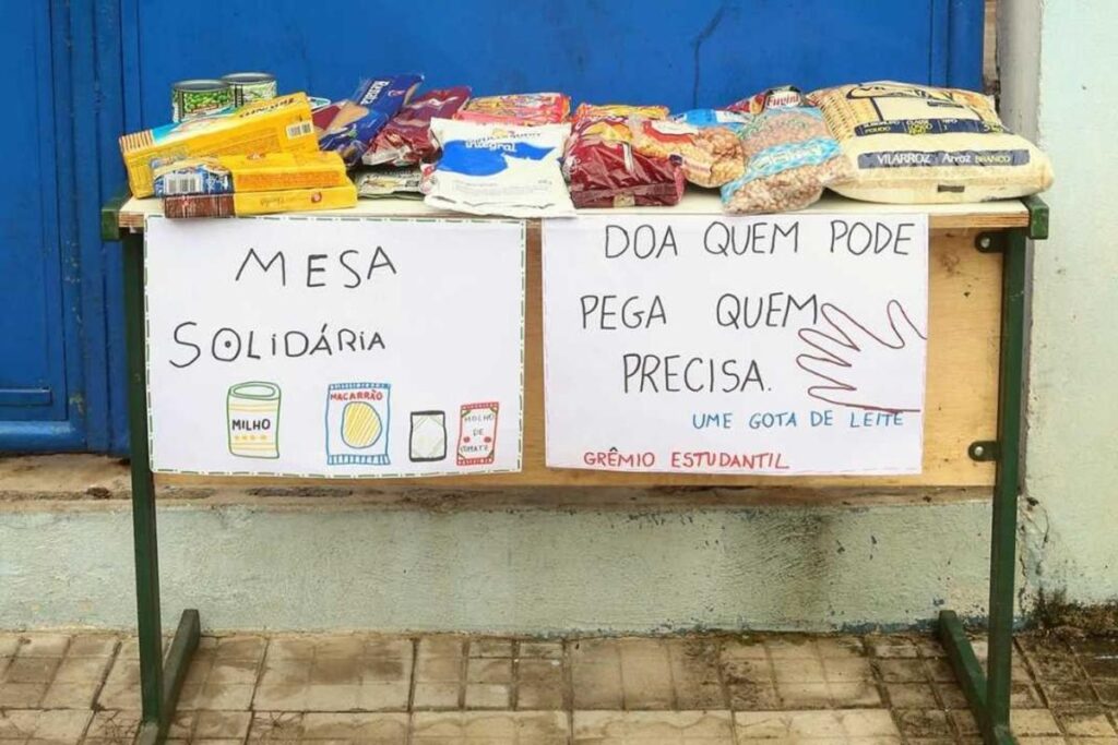 Mesa solidária feita pelos alunos do grêmio estudantiu para ajudar famílias carentes
