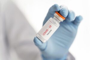 Toda a população com 18 anos ou mais será vacinada contra a covid-19 até o final de outubro