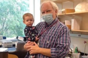 Professor compra berço para aluna se concentrar nas aulas