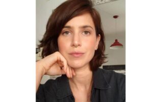 Mel Lisboa se despede da filha de 9 anos antes de ficar um mês trabalhando