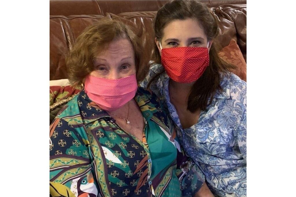 Beth Goulart relembra Nicette Bruno ao ganhar presente