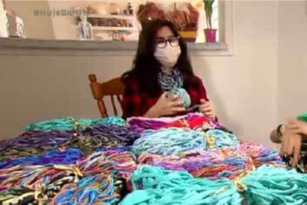 Menino produz cachecóis para doar