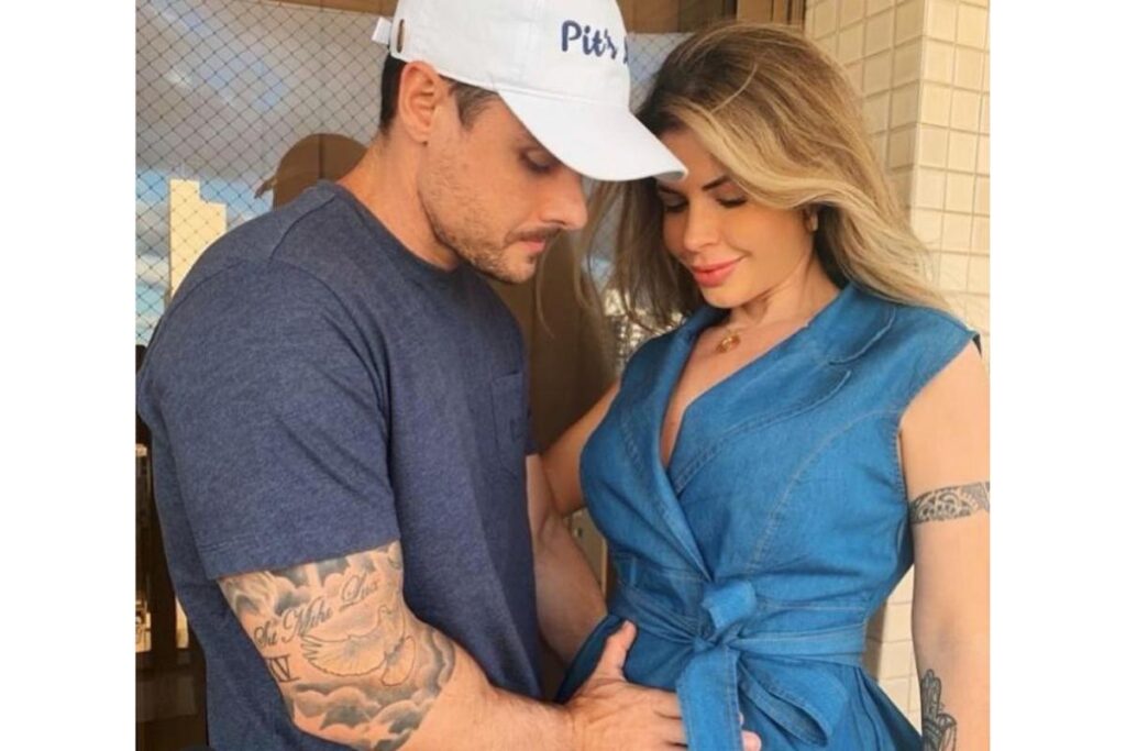 Bruno e Cacau, em anúncio da gravidez nas redes sociais