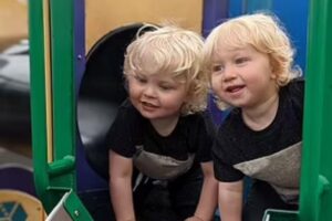 Gêmeo abandona o berço para dar beijo de boa noite no irmão