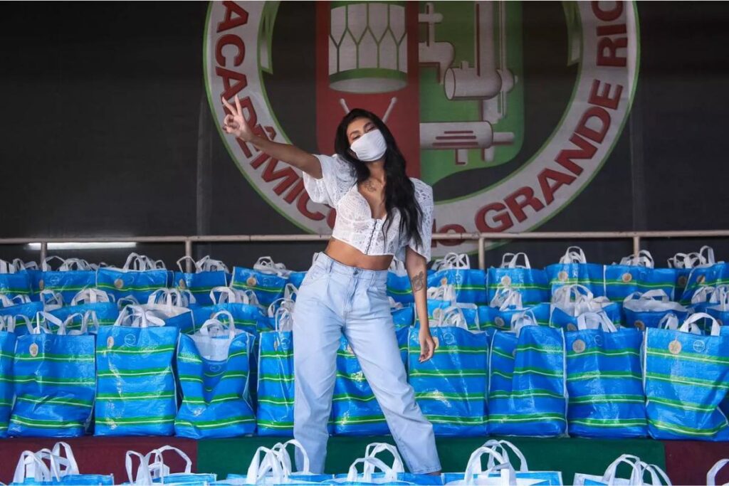 Pocah foi pessoalmente entregar as doações para as famílias carentes