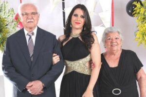 Neta se casa e se emociona com bilhete e presente deixados pela avó falecida