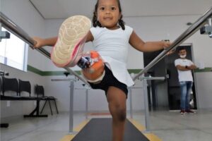 Menina de 3 anos dá os primeiros passos após ganhar prótese feita só para ela: “Realizando sonho”