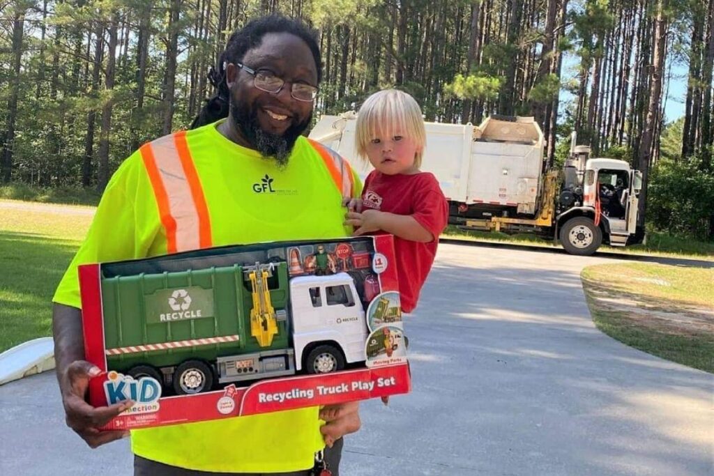 O motorista resolveu fazer uma surpresa para as crianças e deu um presente para elas