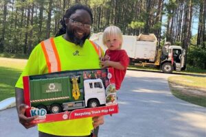 O motorista resolveu fazer uma surpresa para as crianças e deu um presente para elas