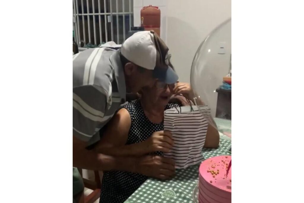 Juliana ajudou o avô a escolher o perfume mais cheiroso para a amada!