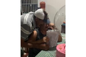 Juliana ajudou o avô a escolher o perfume mais cheiroso para a amada!