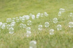 As crianças precisam brincar sozinhas, sob as próprias regras