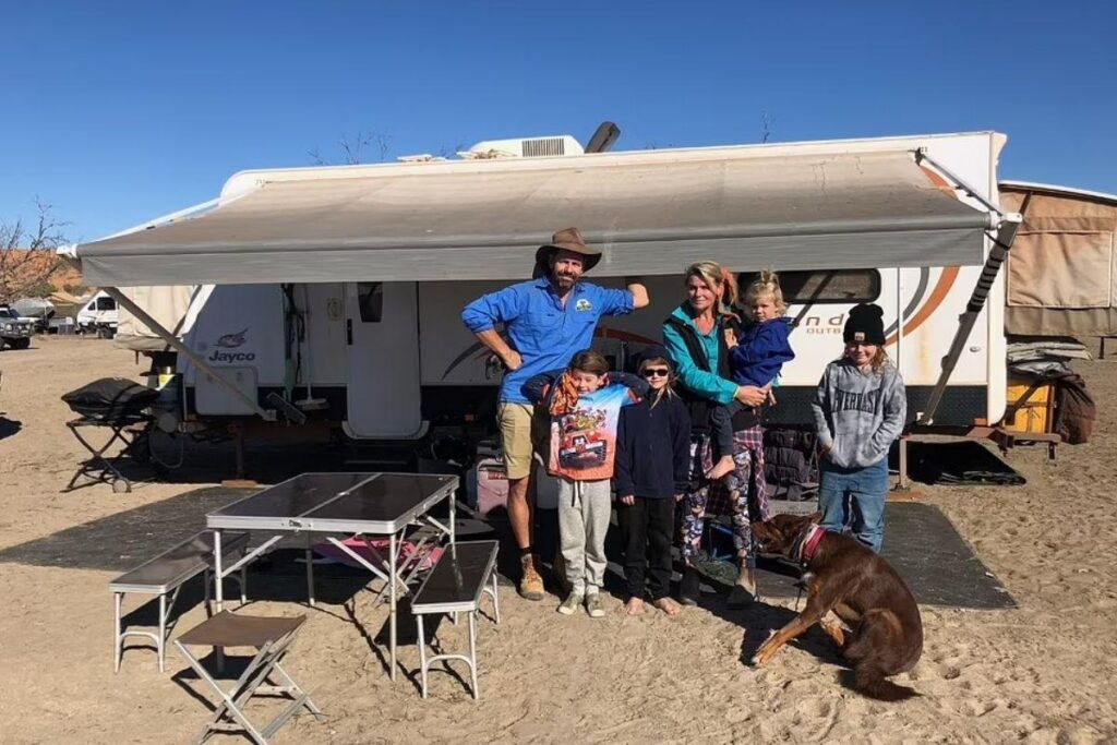 Casal vive em trailer com os filhos