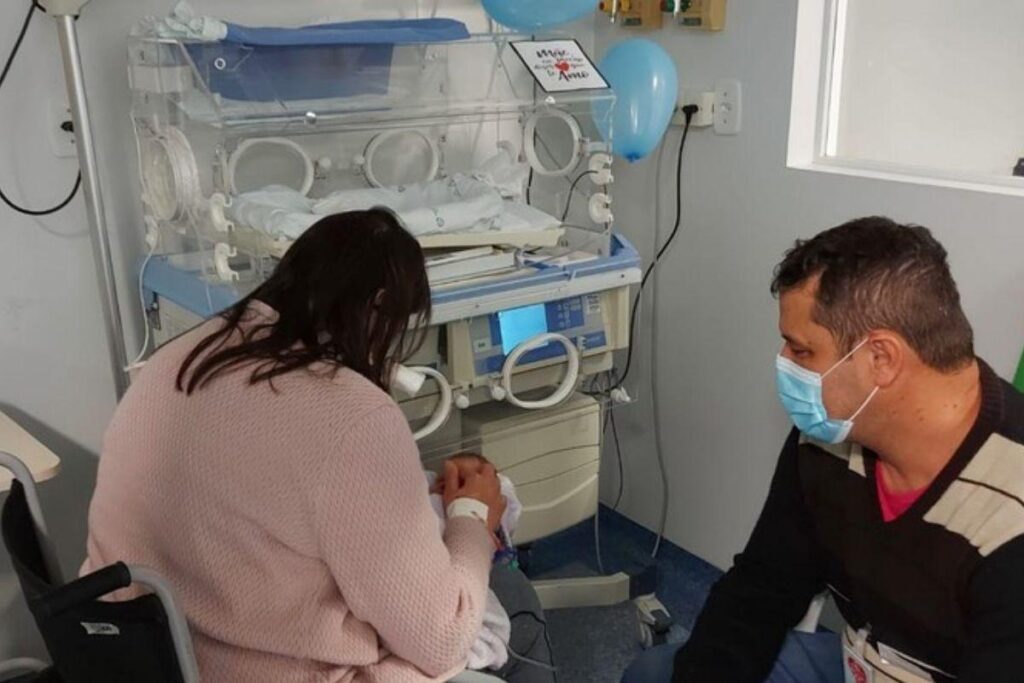 Mãe pega o filho nos braços pela primeira vez após parto prematuro