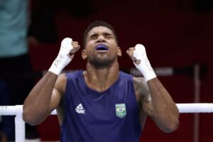 O pugilista tem garantido a medalha de bronze, mas pode conquistar prata ou ouro se chagar na final.