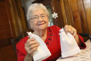 Jennie ganhou um álbum com as fotos dos bebês usando os gorros feitos por ela