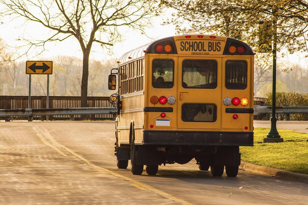 A menina dormiu dentro do ônibus escolar e não desceu para ir para a creche