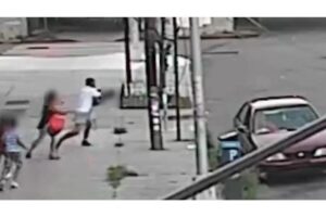 O momento foi registrado por câmeras de segurança nas ruas