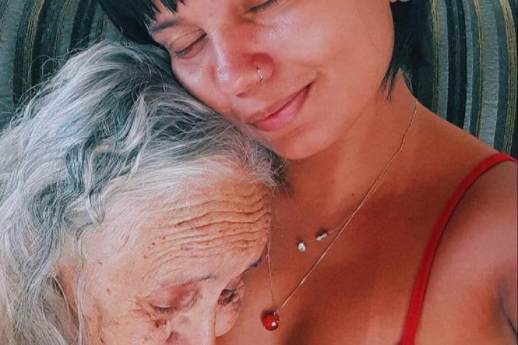 Jéssica cuida da avó desde o início do Alzheimer
