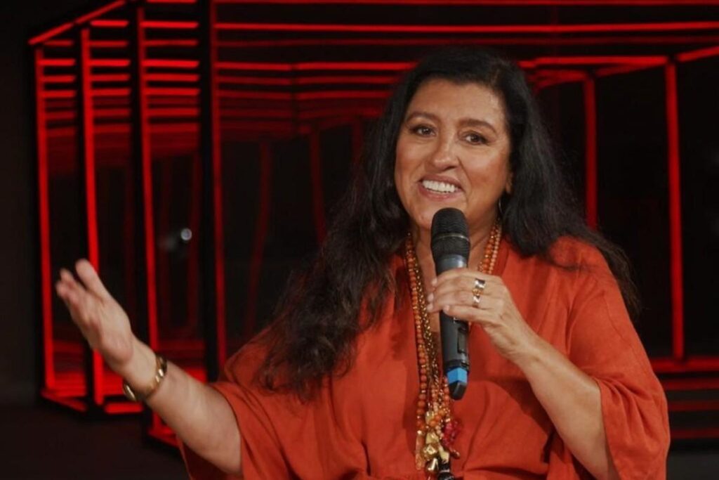 Regina Casé mostra dia de plantio com os filhos e neto na horta da família