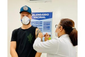 O ator publicou o registro da vacinação no Twitter