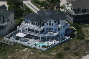 O elevador ficava dentro da mansão que a família da vítima estava de férias