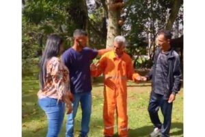 Pai reencontra os filhos depois de 20 anos após bilhete se perder