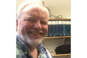 O professor diz na rede social que o verdadeiro herói da história é a aluna e não ele.