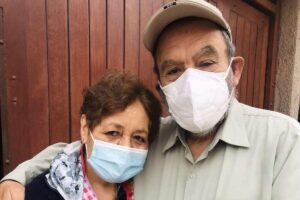 Avó ganha cachorro de estimação e se emociona