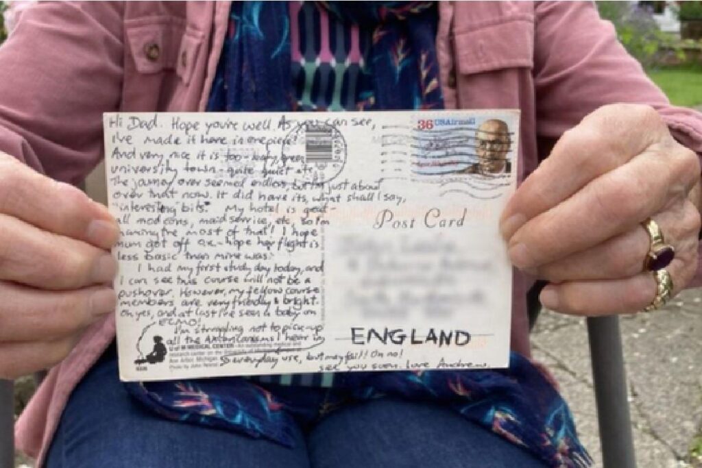 Uma mulher recebeu o cartão postal que o filho enviou há 32 anos anos em casa nesta semana