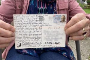 Uma mulher recebeu o cartão postal que o filho enviou há 32 anos anos em casa nesta semana