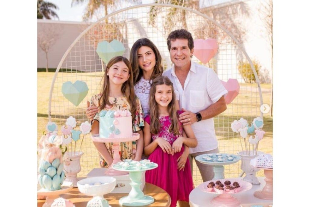 Daniel e Aline descobrem que Olívia será a nova membro da família.