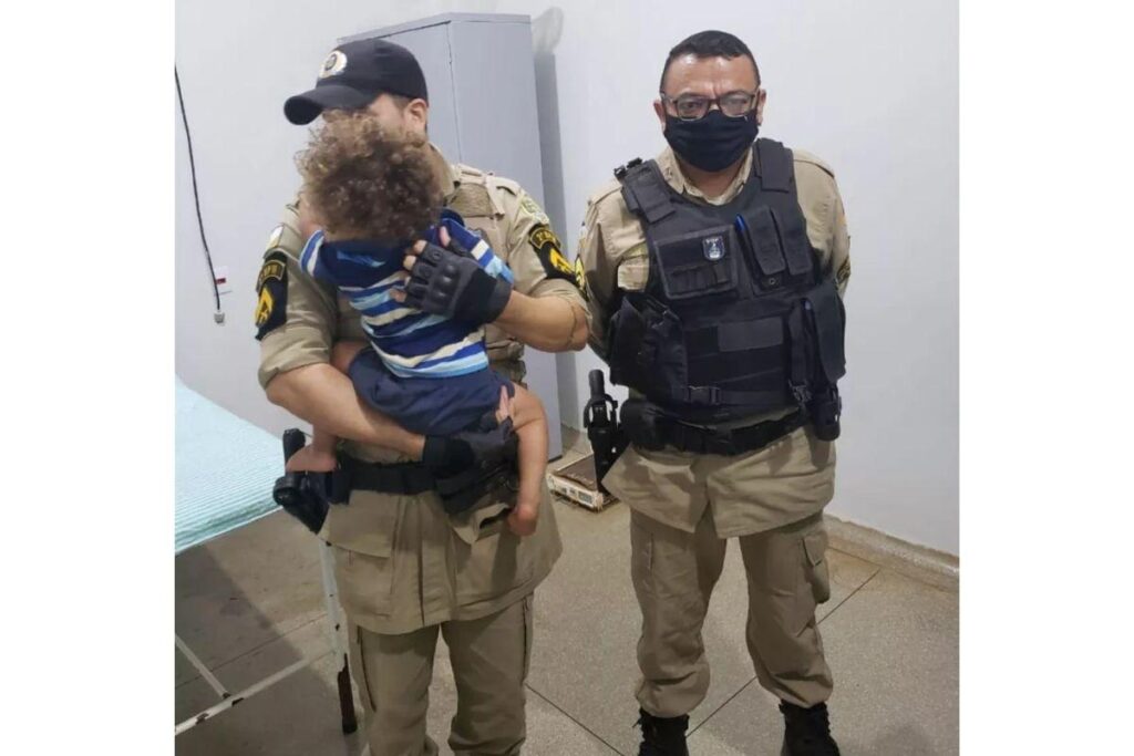 Os policiais encontraram o menino sozinho e chorando