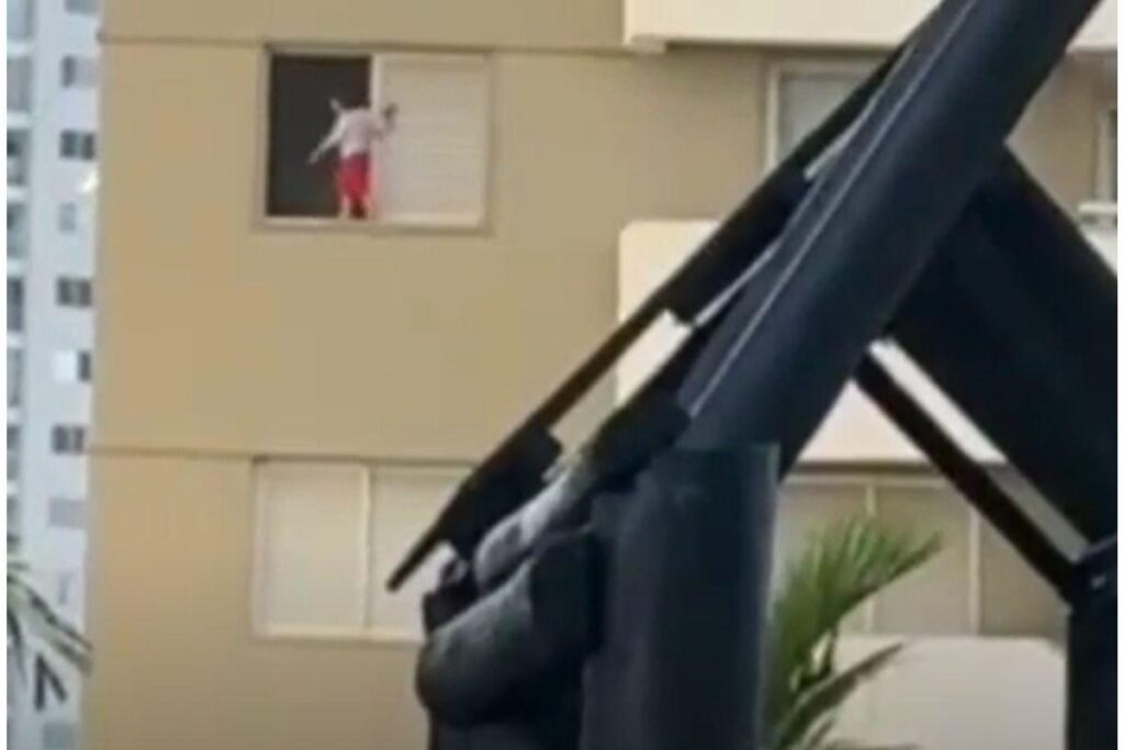 A criança aparece brincando na janela do apartamento no vídeo