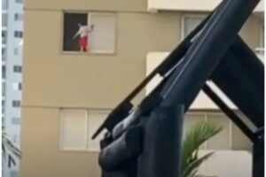 A criança aparece brincando na janela do apartamento no vídeo