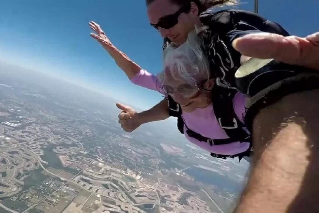 Avó de 96 anos salta de paraquedas em homenagem ao neto
