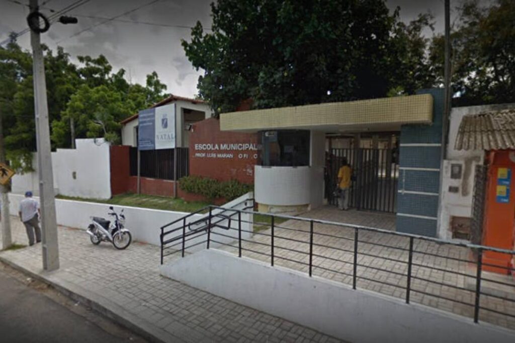 O ladrão estava vestindo a roupa do colégio