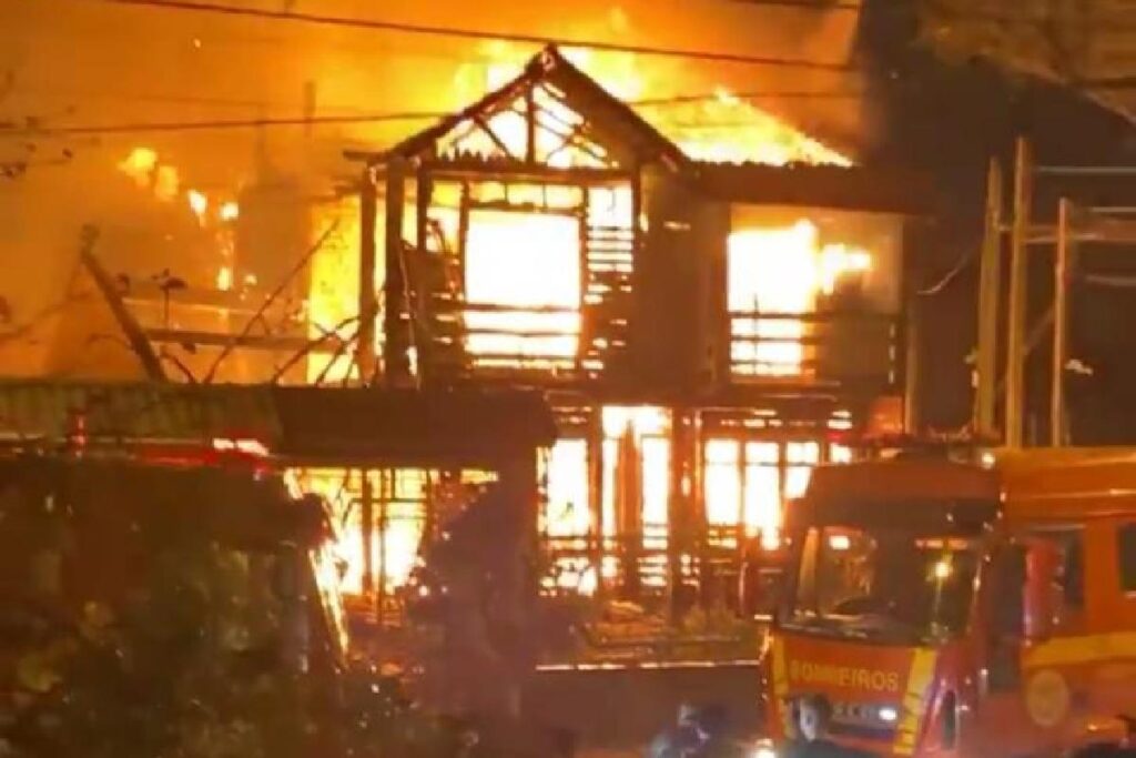 Incêndio destrói casa em Canoas, RS