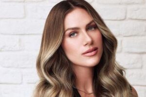 Giovanna Ewbank passeia com os filhos