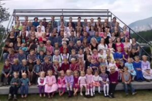 Jovem conta como é viver com 27 mães e 150 irmãos